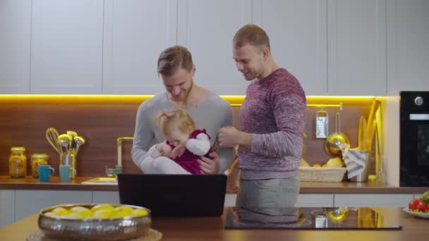 Feliz lgbt pais se divertindo com bonito bebê menina — Vídeo de Stock