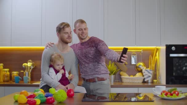 Neşeli eşcinsel ebeveynler bebekleriyle selfie çekiyorlar. — Stok video
