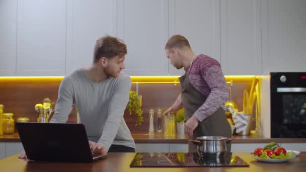 Homoseksüel eşler mutfakta yemek hazırlıyor — Stok video