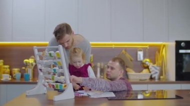 Homoseksüel ebeveynler evde çocuk alfabesi öğretiyor