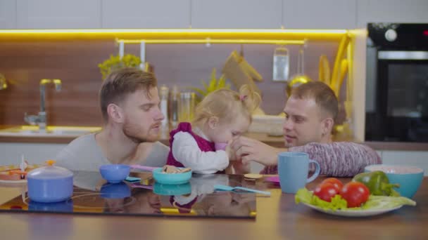 Gay rodiče a dítě těší volný čas doma — Stock video
