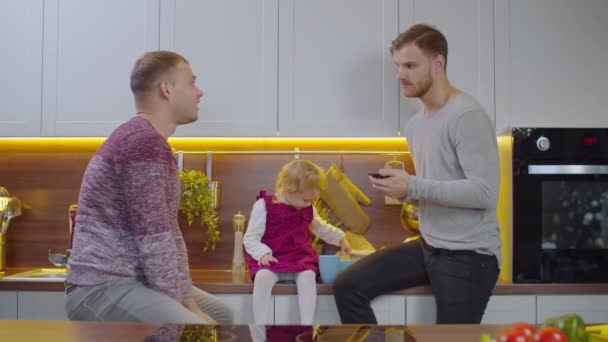 Homoseksuel familie med barn afslappende i køkkenet – Stock-video
