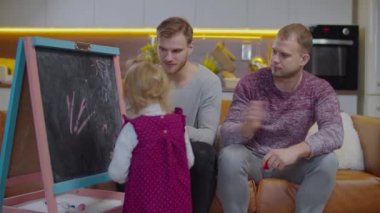 Tahtaya tebeşirle çizen tatlı bir bebek.