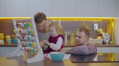 Anaokulu kızı eşcinsel ailesiyle alfabe öğreniyor.