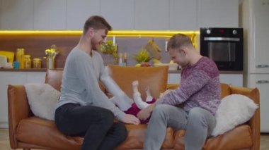 Lgbt ailesi ve küçük kızı evde eğleniyorlar.