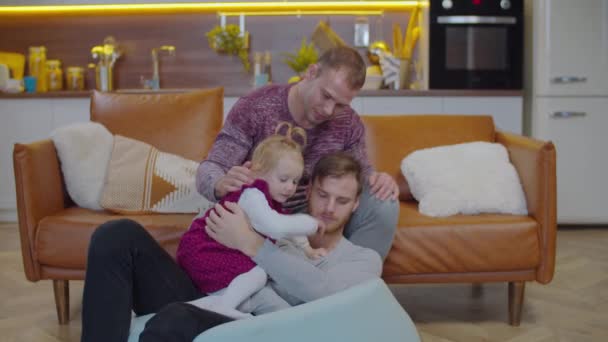 Spensierato gay famiglia e figlia riposo a casa — Video Stock