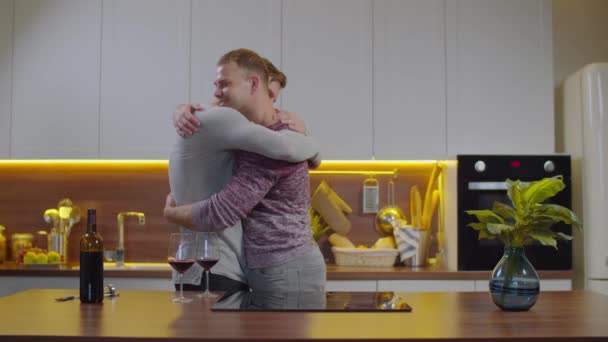 Посміхаючись ласкава гей-пара обіймається вдома — стокове відео