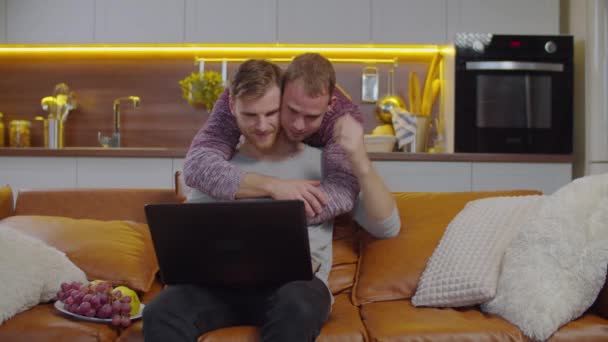 Amare partner lgbt condividere belle emozioni al coperto — Video Stock