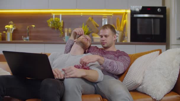 Romantický stejný sex pár těší volný čas doma — Stock video