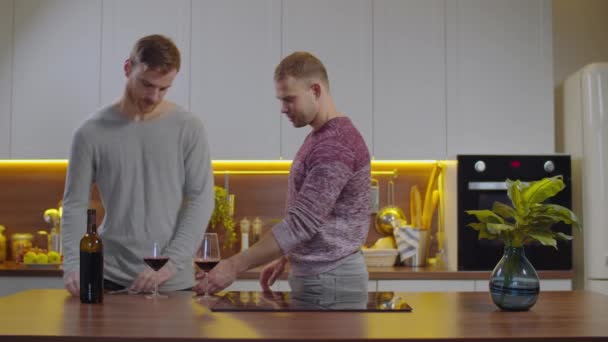 Romantische lgbt Paar klirrt Gläser Wein — Stockvideo