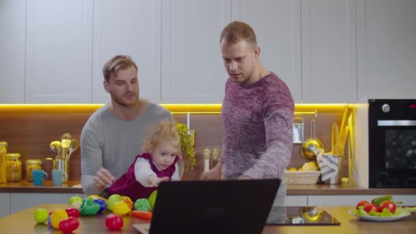 Parents gays et enfants regardant le programme éducatif — Video