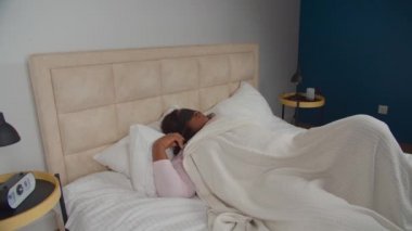 Endişeli kadın geceleri kabustan uyanıyor.