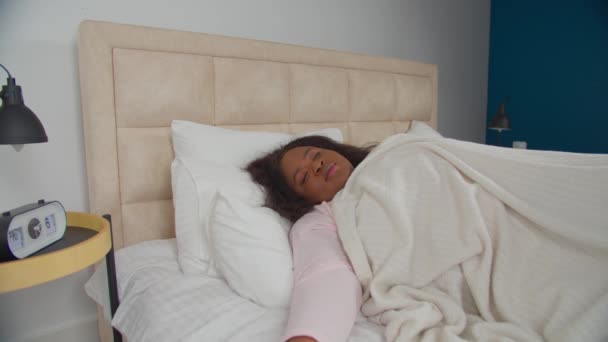 Relaxado mulher alegre na cama sorrindo depois de acordado — Vídeo de Stock