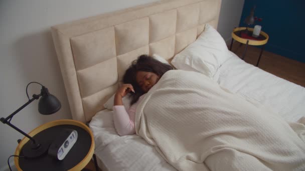 Försov kvinna vakna för sent på morgonen — Stockvideo