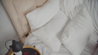 Yorgun bir Afrikalı kadın rahat bir yatakta uyuyakalıyor.