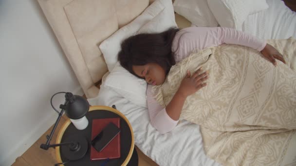 Femme se réveillant avec réveil mobile le matin — Video