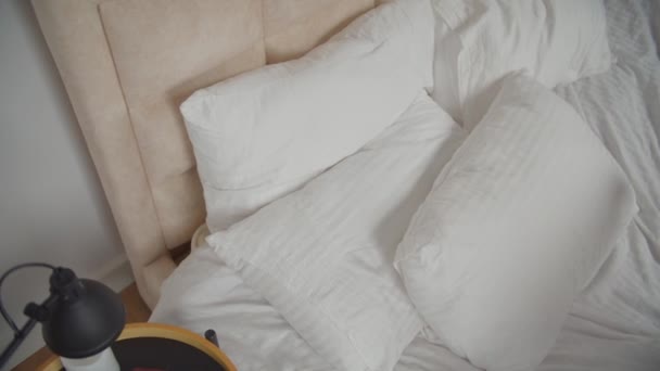 Kimerült nő elalszik az ágyban éjszaka — Stock videók