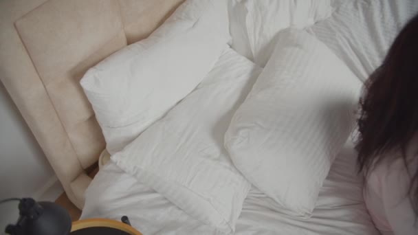 Lugn kvinna med slutna ögon faller på sängen — Stockvideo