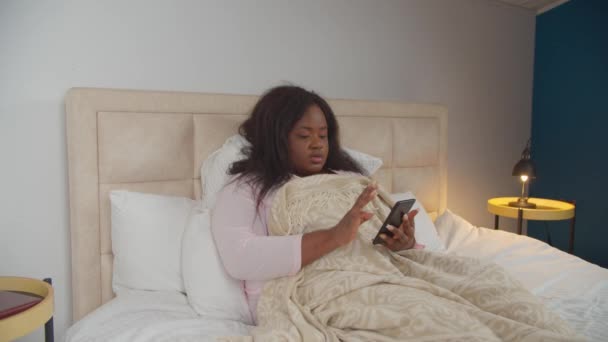 Relaxado mulher definir despertador no celular — Vídeo de Stock