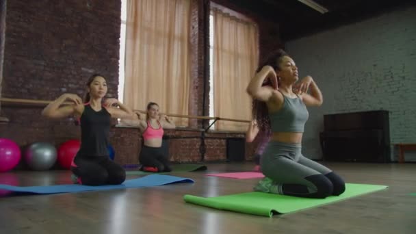 Aktive, sportlich fitte Frauen trainieren im Fitnessstudio — Stockvideo