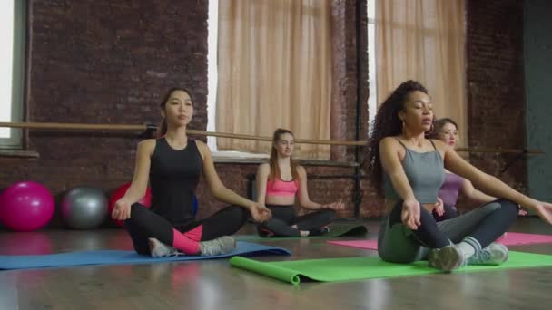 Sportovní různé ženy praktikující jógu skupinový trénink — Stock video