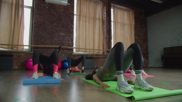 Fitness hembras practicando ejercicios de puente de glute — Vídeo de stock
