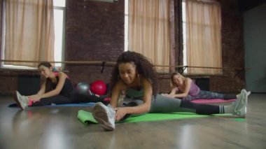 Çeşitli formda kadınlar ayak parmaklarını esnetiyorlar.