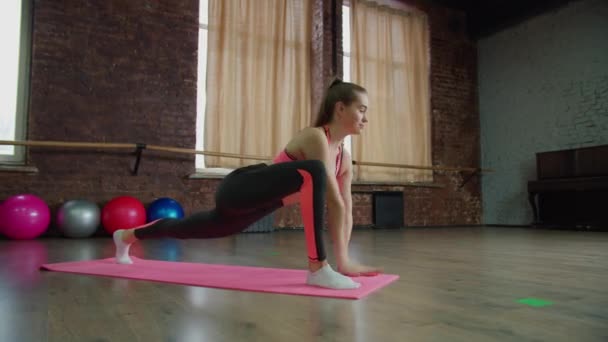Αθλητική εφαρμογή γυναικεία άσκηση χαμηλή lunges σε γυμναστήριο — Αρχείο Βίντεο