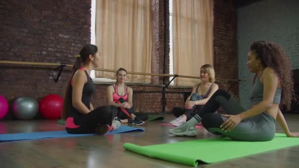 Grupo de mulheres falando sobre treino no health club — Vídeo de Stock