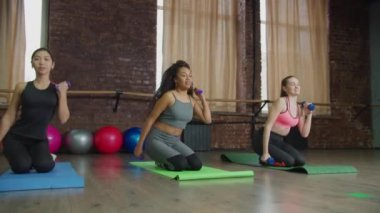 Türlü sporlar, halterli biseps yapan kadınlara uyar.