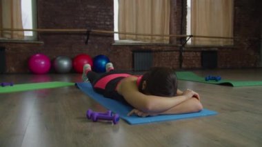 Yorgun, formda bir kadın spor yapmaktan yoruldu.
