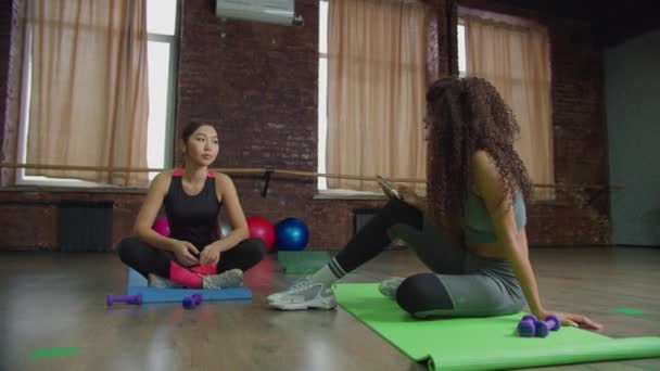 Mulheres multirraciais descansando após a aula de fitness — Vídeo de Stock