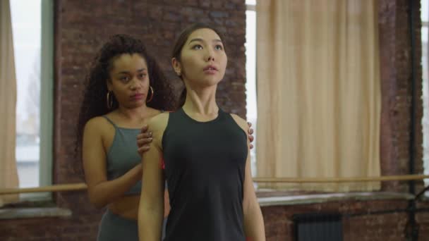 Asiatique femme formation avec fitness instructeur à la salle de gym — Video