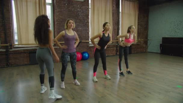 Mulheres treinando com instrutora de fitness feminina no ginásio — Vídeo de Stock