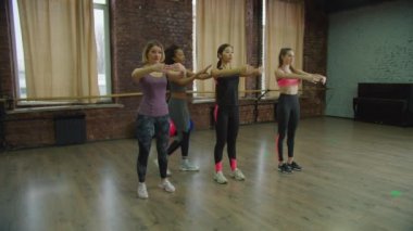 Eğitmen, kadınların duruşlarını düzeltmeye yardımcı oluyor