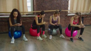 Antrenmandan sonra çeşitli kadınlar telefonla iletişim kuruyor