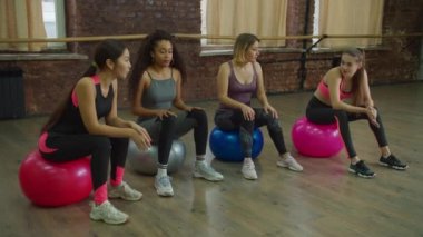 Sportif fitness kadınları antrenman sırasında ara veriyor.