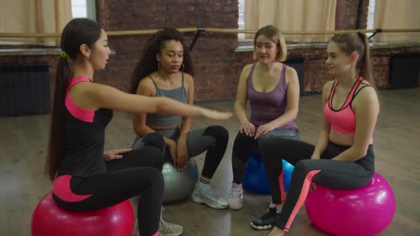 Группа мотивированных фитнес-женщин складывает руки — стоковое видео