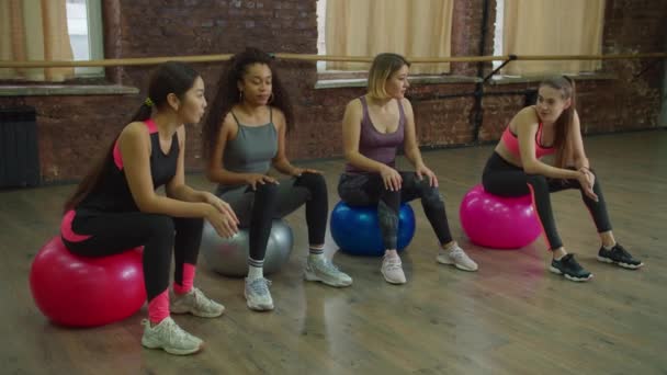 Sportieve fitnessvrouwen die pauze nemen tijdens de training — Stockvideo