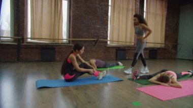 Güzel Asyalı sporcu kadın spor salonunda bileğini burktu.