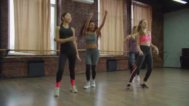 Ευτυχισμένες πολυφυλετικές αθλήτριες που χορεύουν στο γυμναστήριο — Αρχείο Βίντεο
