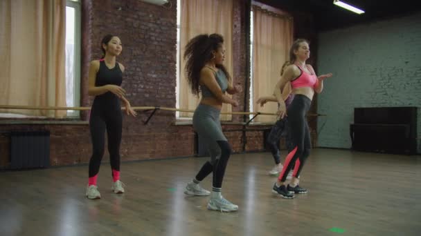 Różnorodne sportowe kobiety fitness zabawy w pomieszczeniach — Wideo stockowe