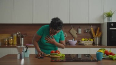 Kalp krizi geçiren yaşlı bir kadın ambulans çağırıyor.