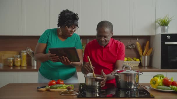 Rentnerpaar kocht mit Tablet-PC in Küche — Stockvideo