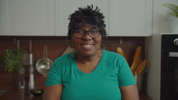 긍정적 인 성숙 한 아프리카 여성이 집에서 엄지를 내밀다 — 비디오