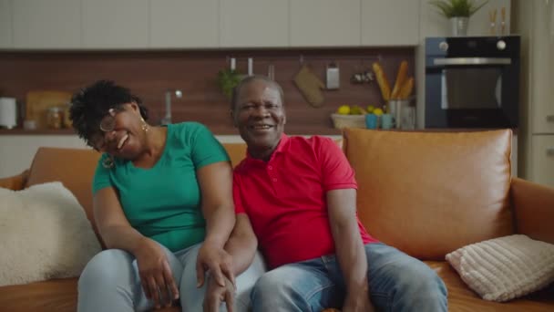 Positieve ouderen Afrikaans paar bonding op de bank — Stockvideo