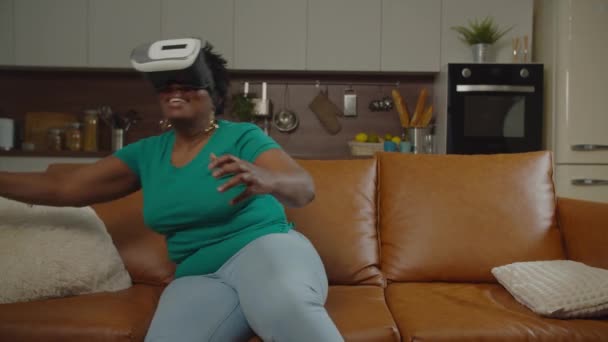 Mujer madura aturdida por la experiencia de juego VR en casa — Vídeo de stock