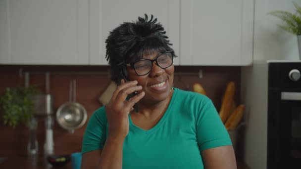 Preciosa mujer negra mayor hablando por teléfono en casa — Vídeos de Stock