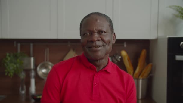 Retrato de homem negro idoso sorrindo dentro de casa — Vídeo de Stock
