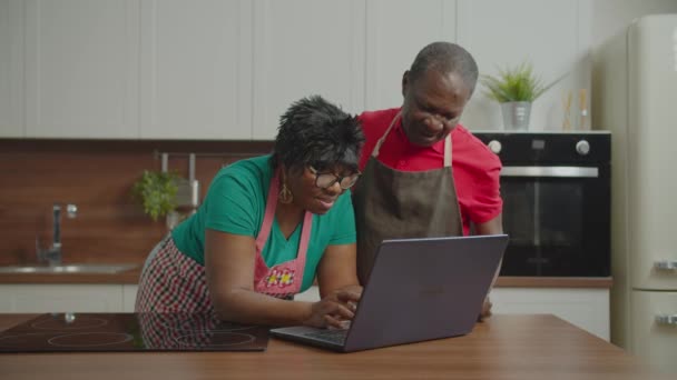 Älteres afrikanisches Paar sucht online nach Rezept — Stockvideo